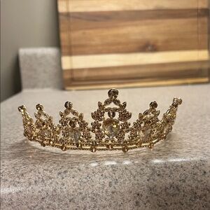 Elegant Gold Tiara with Gem Accents